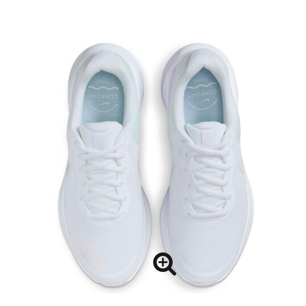 Nike Women's White Sneakers -Revolution 7